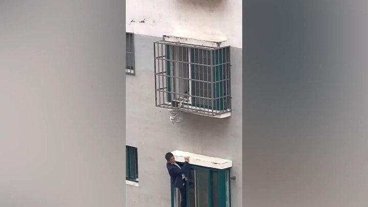 Bố mẹ vắng nhà, bà chạy theo anh trai, cậu bé nhỏ tuổi gặp tai nạn nguy hiểm