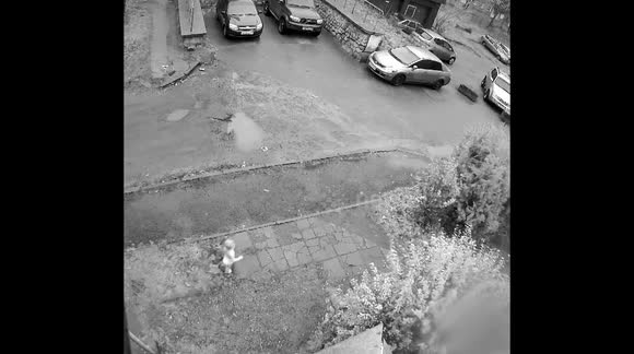 Bé gái 1 tuổi tự ý trốn khỏi trường mầm non hơn một tiếng đồng hồ mà không ai đi tìm