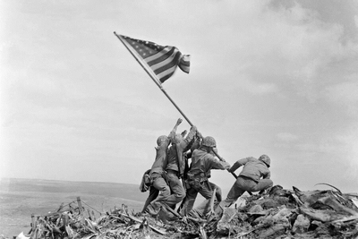 Câu chuyện đằng sau bức ảnh ‘Giương cờ chiến thắng trên đảo Iwo Jima’ trong Thế chiến II