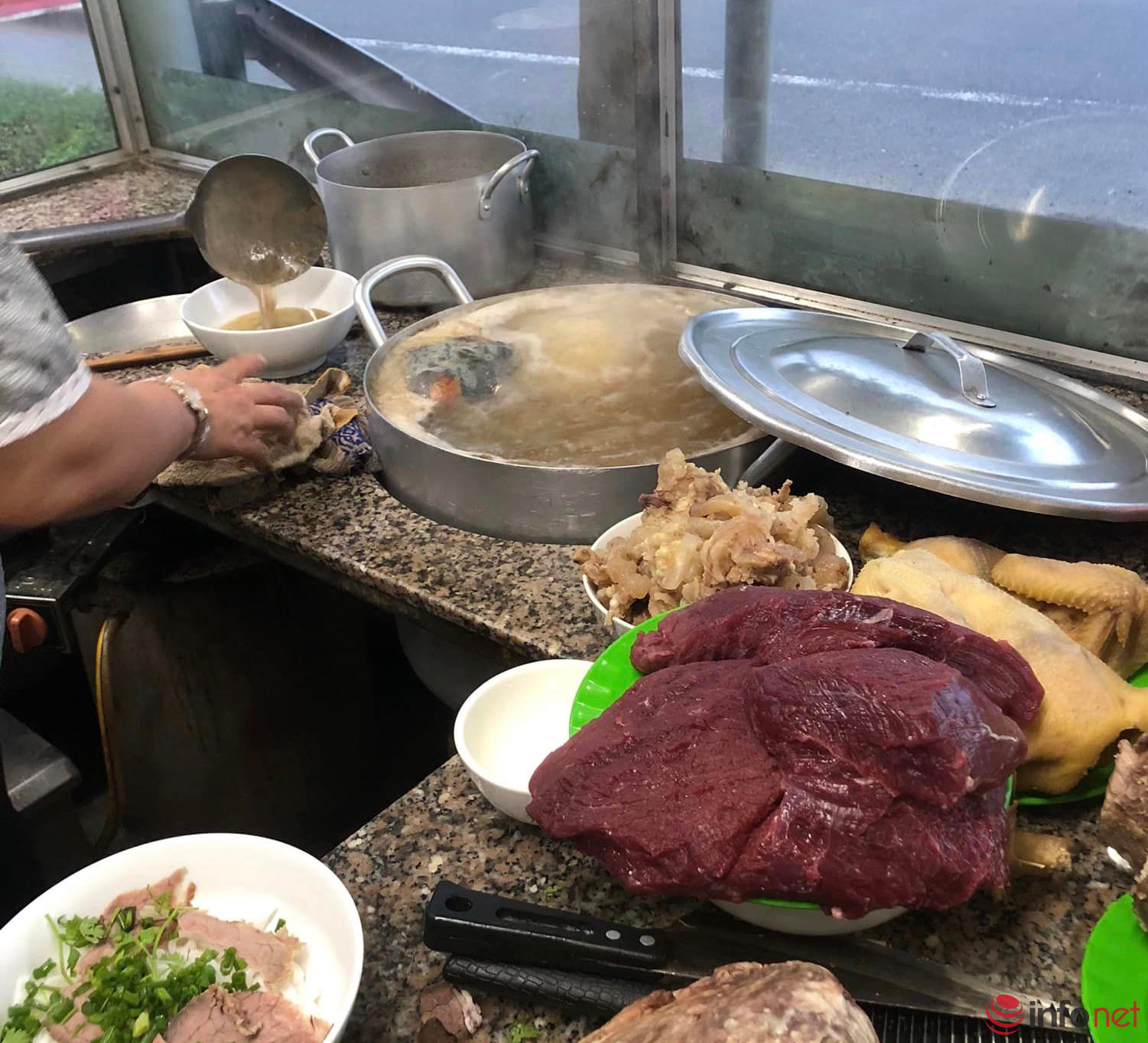 Nghiện món 'vạn người mê', rùng mình khi thấy sinh vật này chui ra khỏi người