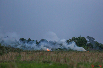 Rơm rạ cháy ngùn ngụt, khói bụi quanh sân bay Nội Bài, phi công lo lắng