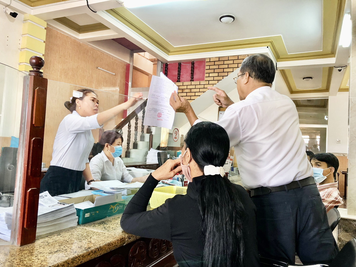 Hiện nhiều ngân hàng đã hết hạn mức tín dụng, dù lãi suất tăng rất cao nhưng khách muốn vay phải chờ sang năm 2023 mới có thể được giải ngân (ảnh chụp tại Agribank Trà Vinh) - ẢNH: T.H