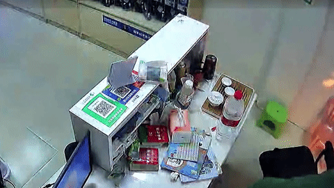 Pin sạc dự phòng phát nổ, bốc cháy dữ dội trong cửa hàng
