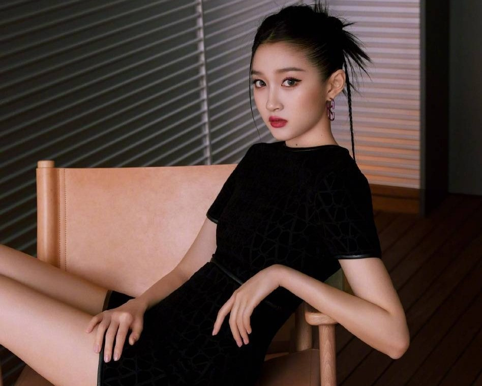 Quan Hiểu Đồng 'giành điểm' bằng chiếc váy đen khoe chân dài thẳng tắp