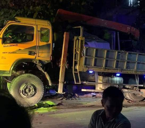 Thanh Hóa: Xe máy va chạm xe tải chở cọc công trình, 3 thanh niên tử vong