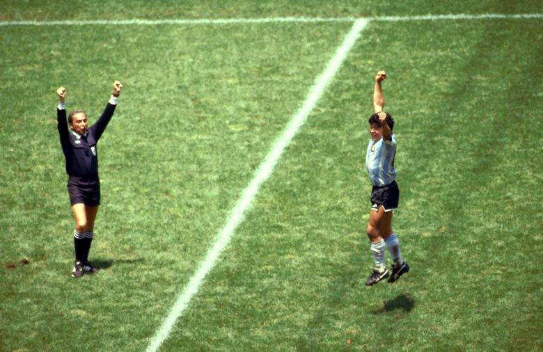 Diego Maradona của Argentina ăn mừng khi trọng tài Romualdo Arppi Filho thổi còi mãn cuộc trong trận Chung kết World Cup với Tây Đức năm 1986.