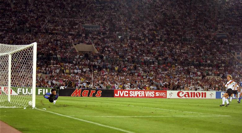 Tây Đức ghi bàn thắng quyết định vào lưới Argentina trong trận chung kết năm 1990. Đây là kỳ World Cup cuối cùng có sự góp mặt của 2 đội Đức, khi đất nước được thống nhất vào cuối năm.