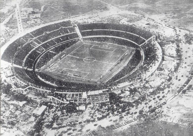 Toàn cảnh trận chung kết World Cup đầu tiên ở Uruguay năm 1930.