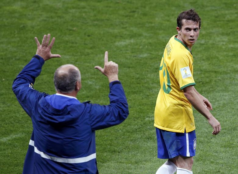 Huấn luyện viên Luiz Felipe Scolari của Brazil ra hiệu cho Bernard trong trận bán kết sau khi Đức ghi 7 bàn liên tiếp vào năm 2014. Trận thua 7-1 là trận thua cách biệt nhất trong lịch sử các trận bán kết World Cup.