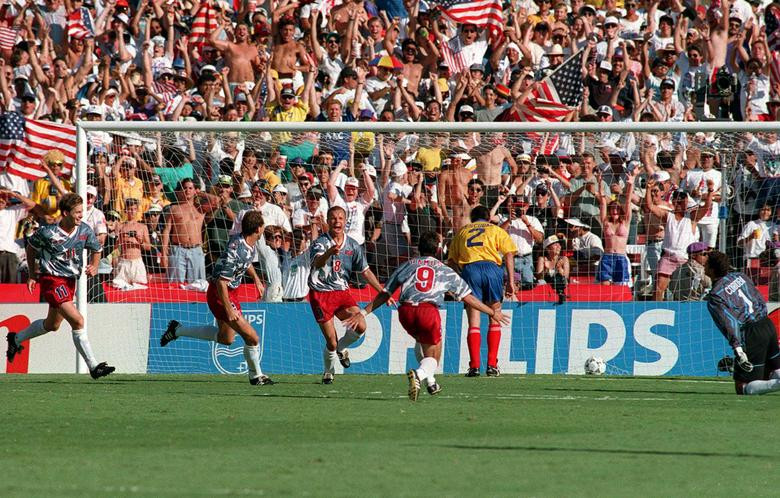 Các cầu thủ Đội tuyển Mỹ ăn mừng khi Andres Escobar của Colombia đá phản lưới nhà tại Rose Bowl ở Los Angeles năm 1994. 