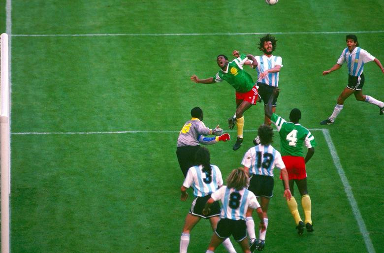 Nhà vô địch World Cup Argentina, dưới sự dẫn dắt của Diego Maradona, đối đầu với Cameroon ở bảng B, năm 1990. 