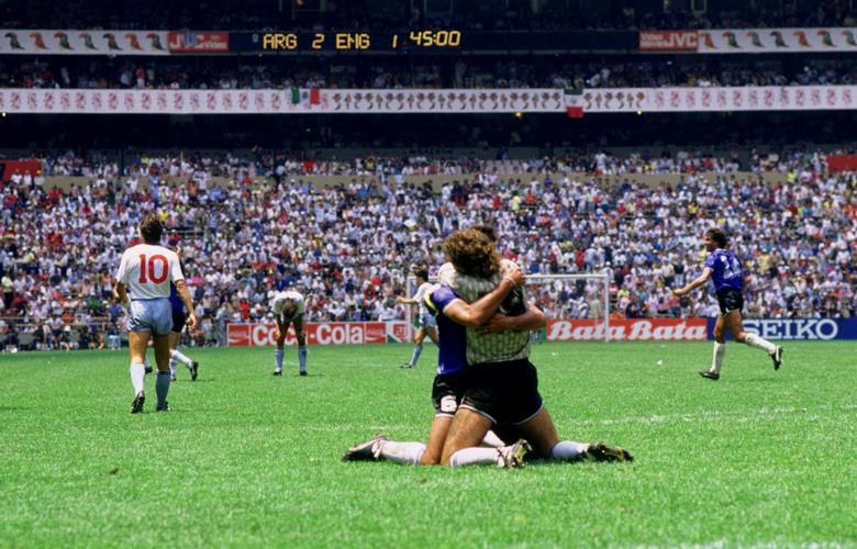 Nery Pumpido của Argentina và Daniel Passarella ăn mừng sau chiến thắng trước Anh trong trận tứ kết năm 1986.