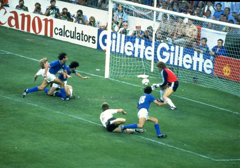 Paolo Rossi của Italy ghi bàn vào lưới Tây Đức trong trận chung kết năm 1982.