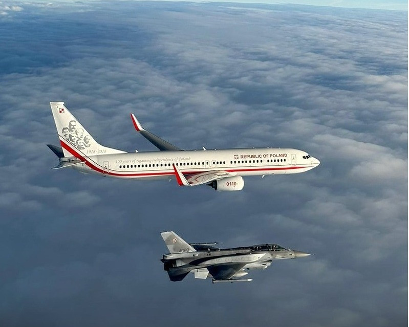 Đội tuyển quốc gia Ba Lan bay đến World Cup 2022 cùng với máy bay chiến đấu F-16