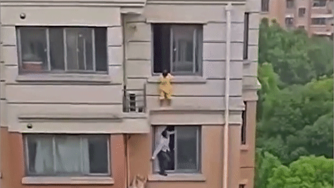 Clip hàng xóm hoảng hồn thấy bé gái đứng ngoài cửa sổ tầng 5 chung cư