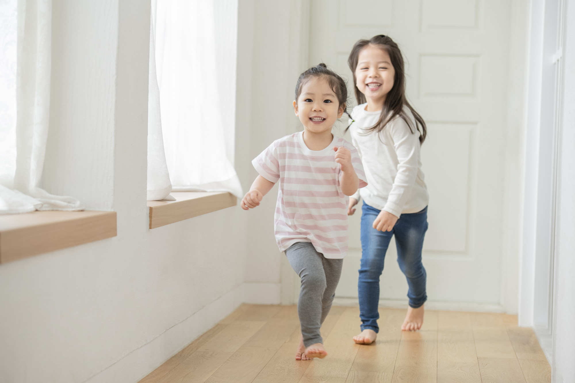 Chị gái giao luôn việc chăm sóc con cái cho Ngân khi ở cùng. Ảnh minh họa