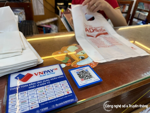 Quảng Ninh nhân rộng mô hình thanh toán không dùng tiền mặt