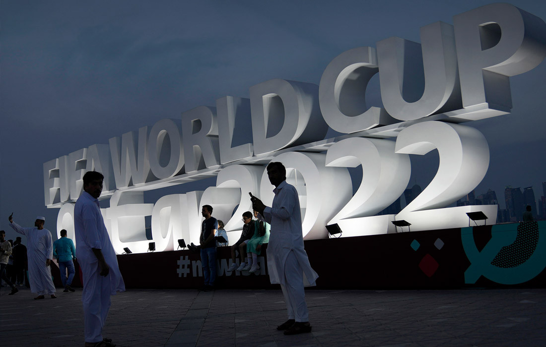 Cư dân Doha tạo dáng chụp ảnh biểu tượng World Cup 2022.