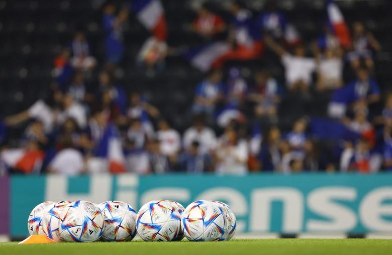Toàn cảnh các quả bóng mang nhãn hiệu FIFA World Cup Qatar 2022 trên sân trước buổi tập.