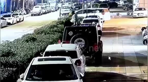 Hoảng hồn nhìn người đàn ông say rượu ngã từ trên cao xuống nóc ô tô