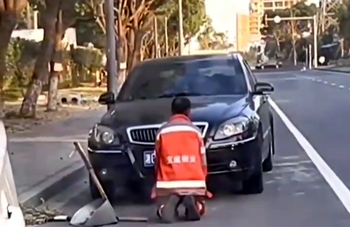 Clip chủ xe sang bắt lao công quỳ xin lỗi nóng nhất mạng xã hội