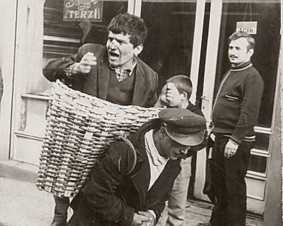 Người Thổ Nhĩ Kỳ đưa người say rượu về nhà bằng một dụng cụ không ai ngờ tới