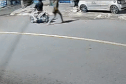 Bình Dương: 2 thanh niên nửa đêm ném đá vỡ kính xe ô tô đang đậu trên vỉa hè