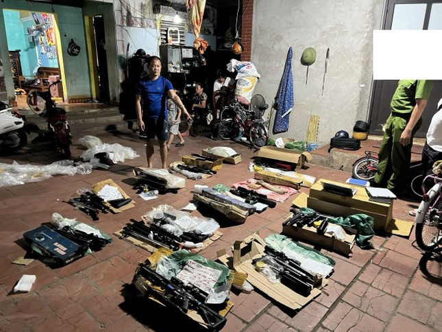 Khởi tố đối tượng tàng trữ ‘kho’ súng PCP trong nhà ảnh 1