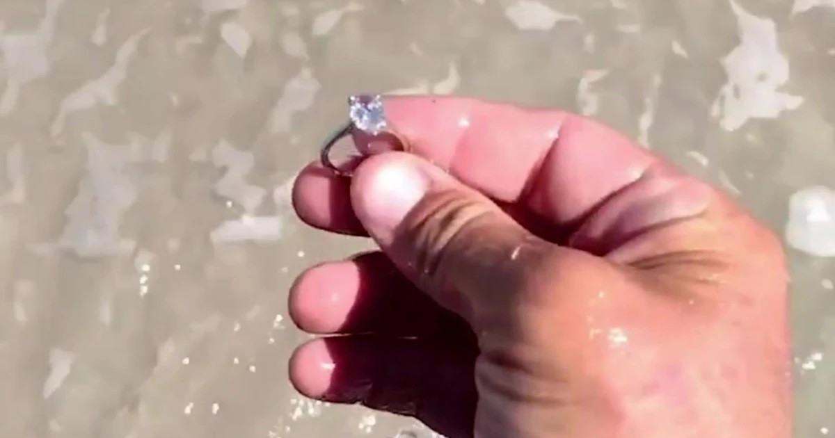 Vô tình nhặt được chiếc nhẫn kim cương trên bãi biển, người đàn ông có hành động khó tin