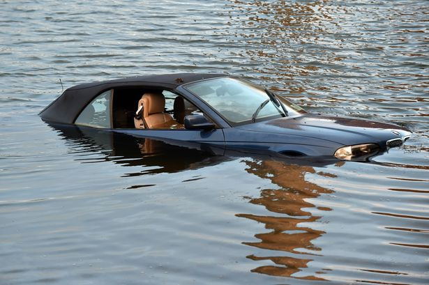 Video người đàn ông thuê xe nâng vứt chiếc ô tô ‘vô duyên’ chiếm chỗ đỗ xuống sông