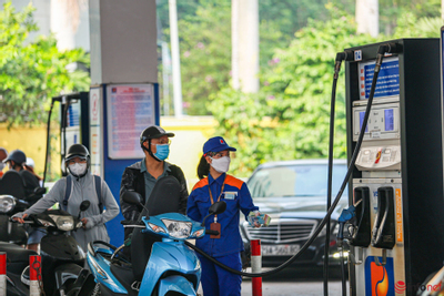 Giá xăng giảm, nguồn hàng dồi dào, Hà Nội không còn cảnh xếp hàng dài chờ mua xăng