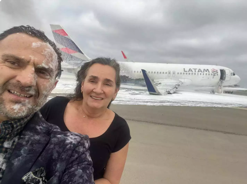 May mắn sống sót sau vụ tai nạn máy bay, cặp đôi chụp ảnh mỉm cười gây tranh cãi