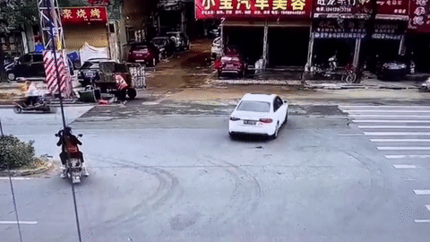 Nữ lao công thoát cú đâm kinh hoàng của 2 ô tô