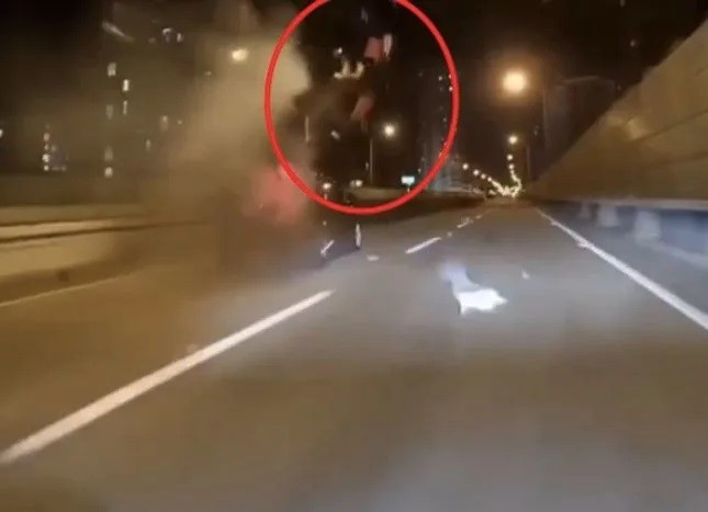 Cận cảnh tai nạn kinh hoàng trên đường cao tốc do taxi không bật đèn pha trong đêm