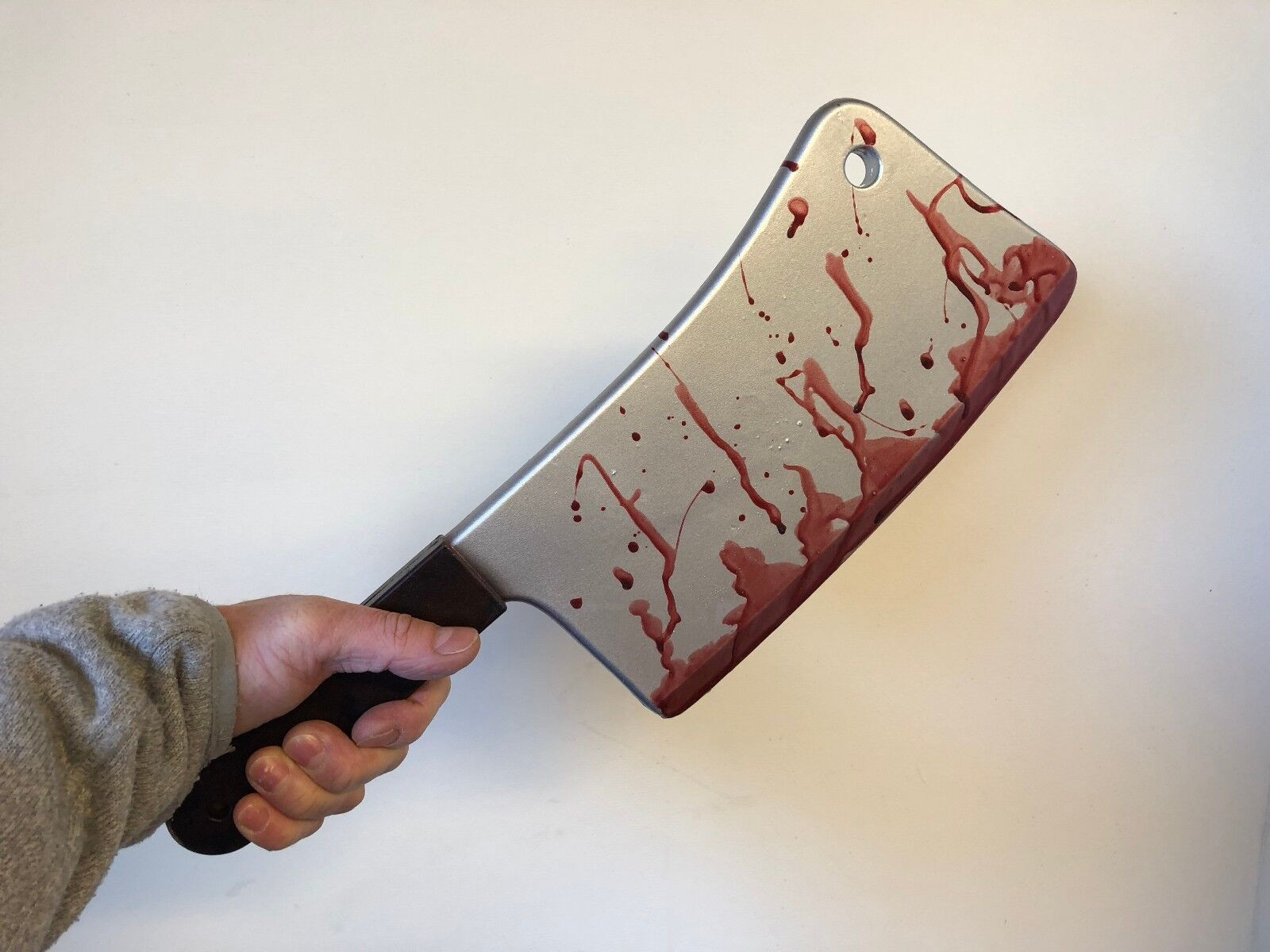 Bị đưa vào viện tâm thần giam giữ sau lần chém bạn cùng phòng suýt chết vì ảo thanh