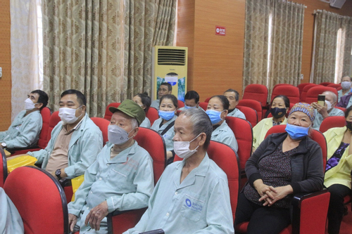 Bãi Cháy (Quảng Ninh) tặng quà, tư vấn sức khoẻ cho người cao tuổi