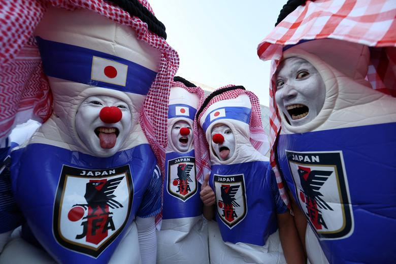 Người hâm mộ Nhật Bản bên ngoài sân vận động trước trận đấu với Đức.