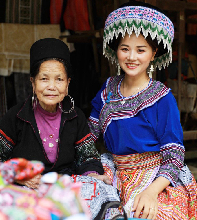 Mỗi lần livestream bán hàng, Chú đều rất chăm sóc cho trang phục truyền thống, quảng bá nét đẹp quê hương. Ảnh: Lưu Hòa.