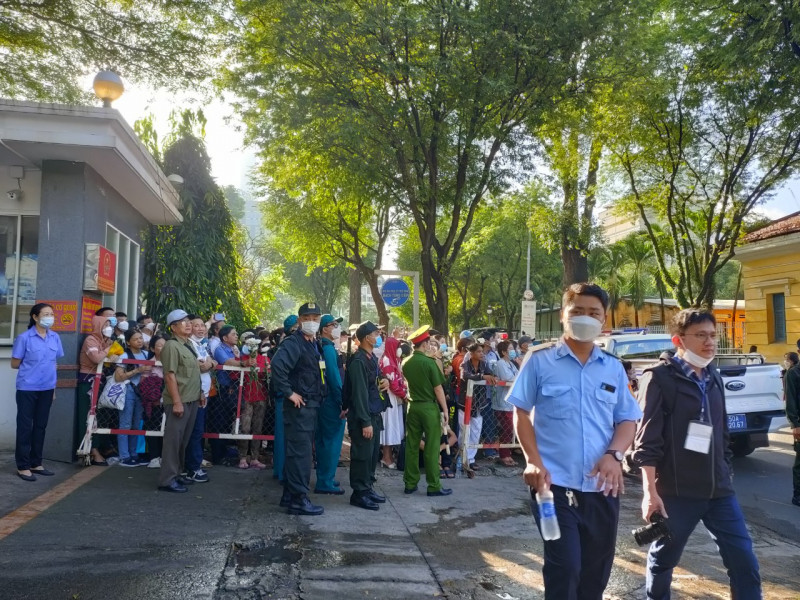 Mẹ kế bé gái 8 tuổi bị hành hạ vừa khóc vừa thừa nhận các hành vi -0