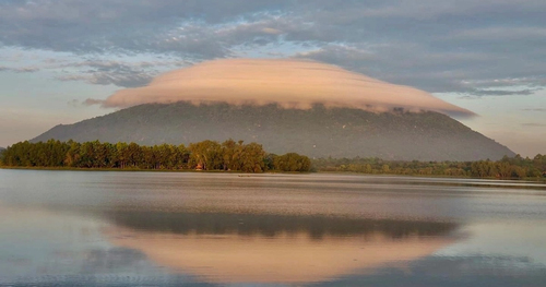 Sau núi Bà Đen, đám mây hình đĩa bay xuất hiện ở núi Chứa Chan