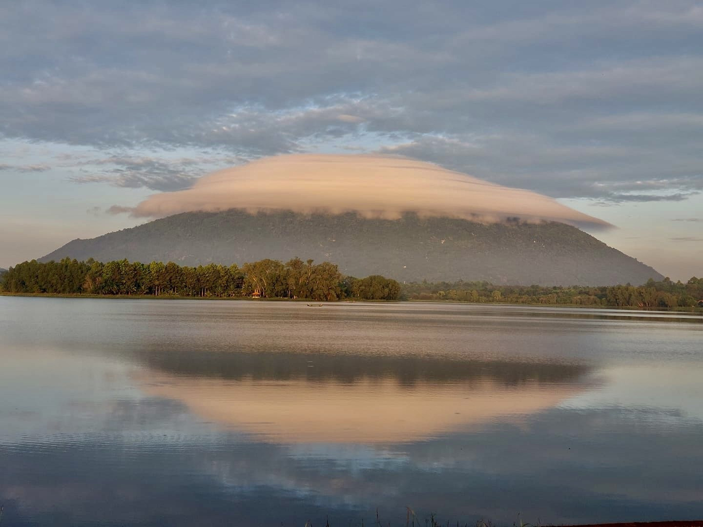 Sau núi Bà Đen, đám mây hình đĩa bay xuất hiện ở núi Chứa Chan - 4
