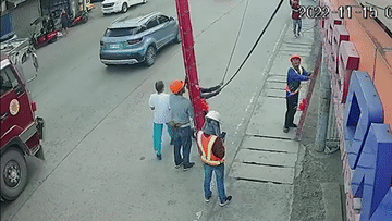 Người phụ nữ lao đầu vào xe tải, nguyên nhân 