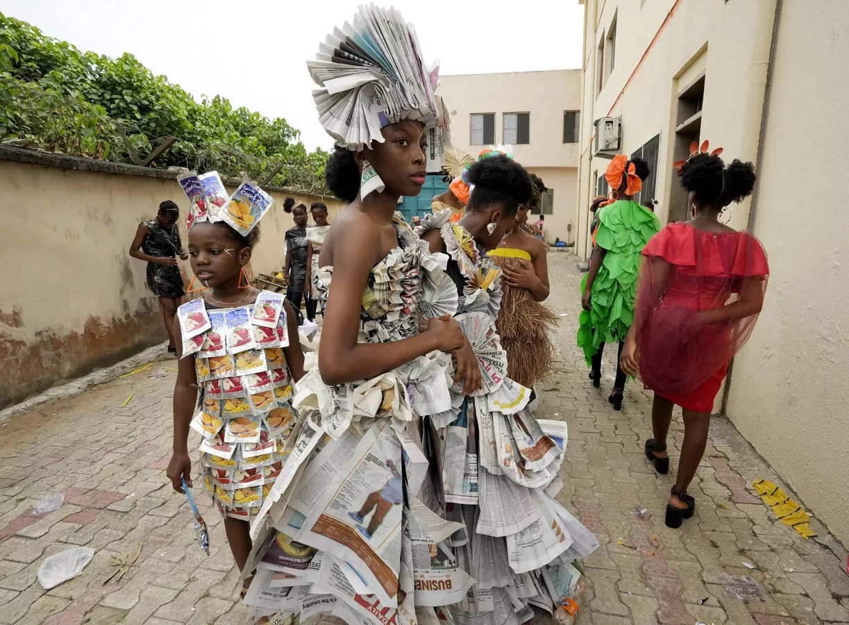 Người mẫu mặc trang phục làm từ nhiều vật liệu tái chế tại buổi trình diễn thời trang ở Sangotedo Lagos, Nigeria.