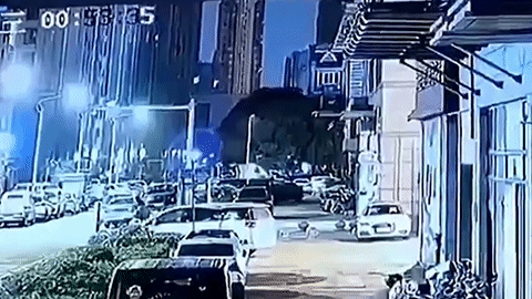 Người đàn ông phi thân xuống nóc ô tô như phim hành động trong đêm