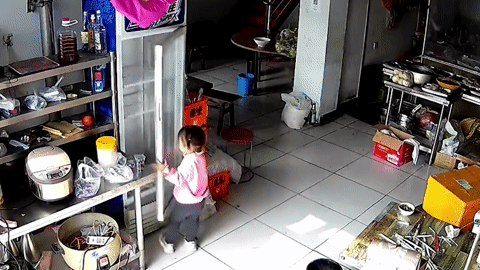 Ông bố một tay cứu con gái thoát hiểm trong gang tấc