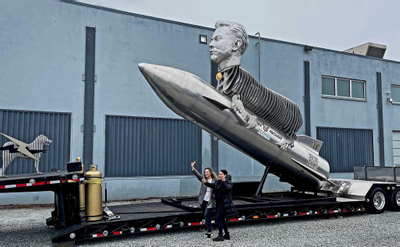 Bức tượng Elon Musk gây kinh ngạc với mình dê, đầu người