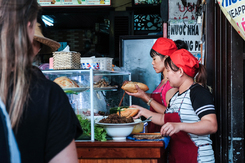 Bánh mì Việt Nam - từ món ăn đường phố đến ‘top’ món ngon thế giới