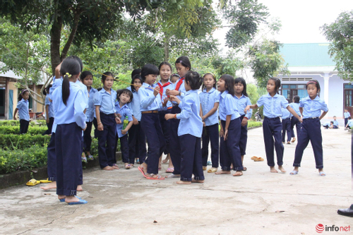 Học sinh vùng cao biên giới của Kon Tum phấn khởi khi trường học được 'thay áo mới'