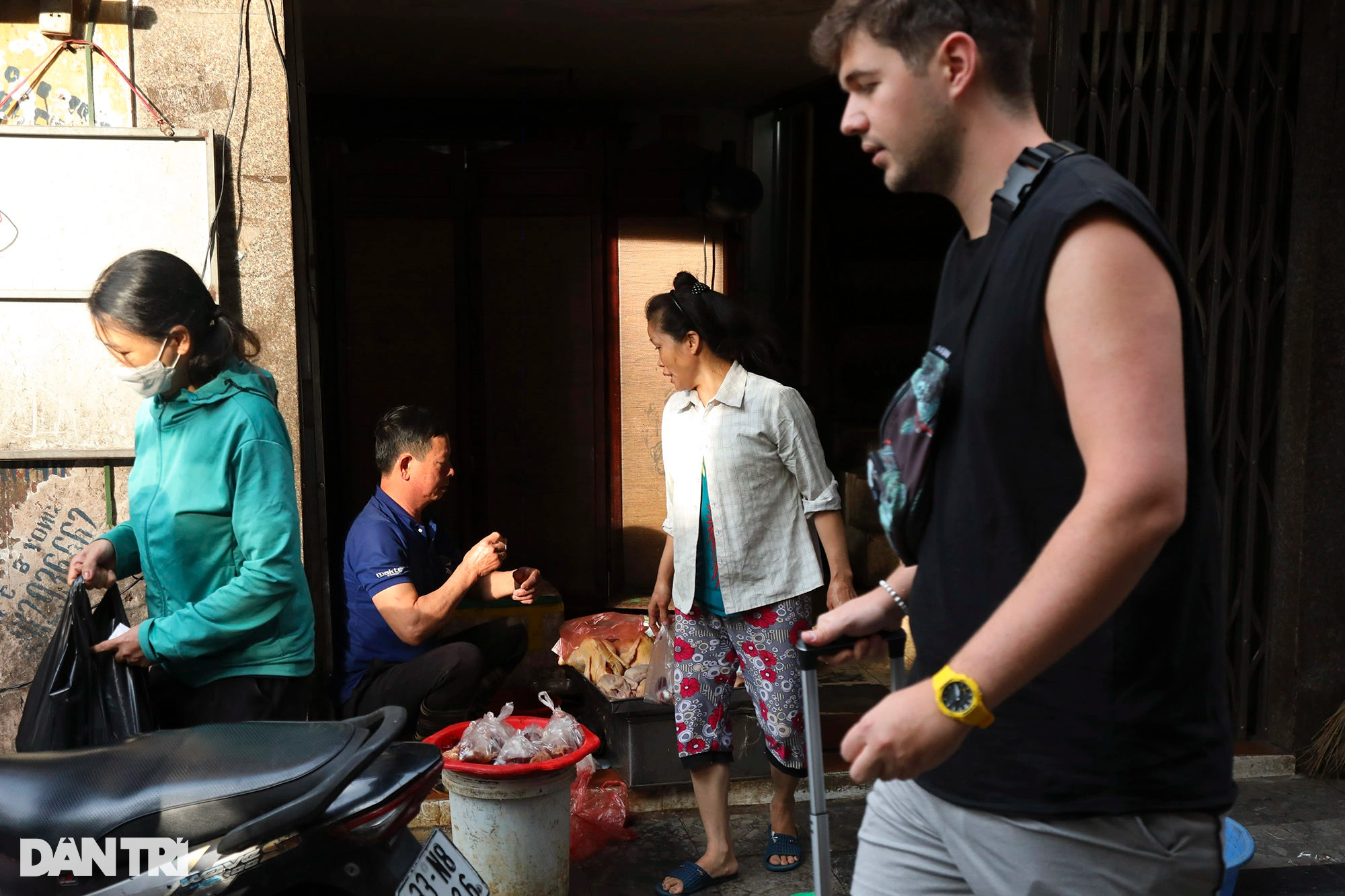 Nhịp sống sôi động của Hà Nội dưới nắng vàng cuối thu - 3