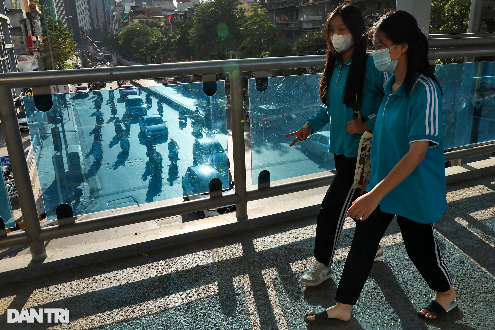 Nhịp sống sôi động của Hà Nội dưới nắng vàng cuối thu - 14